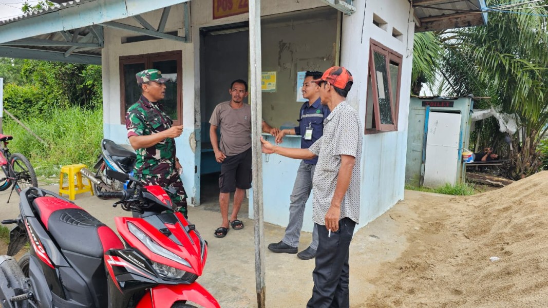 Komsos di Kampung Pancasila, Babinsa Koramil Kateman Ajak Jaga Lingkungan