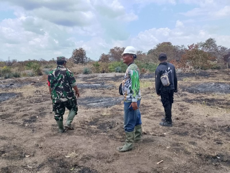 Babinsa Serma D. Sihombing Patroli Karhutla di Sungai Mandau, Pastikan Wilayah Aman dari Kebakaran