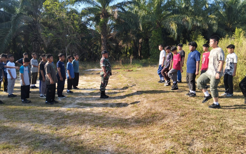 Bentuk Kedisiplinan Sejak Dini, Babinsa Giat Pendampingan MPLS di Ponpes