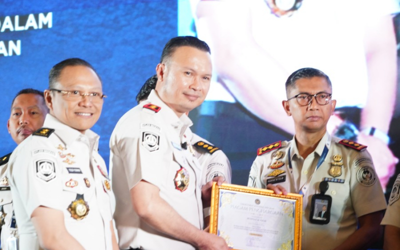 Ruhiyat Muhammad Tolib Terima Penghargaan Nasional untuk Imigrasi Dumai