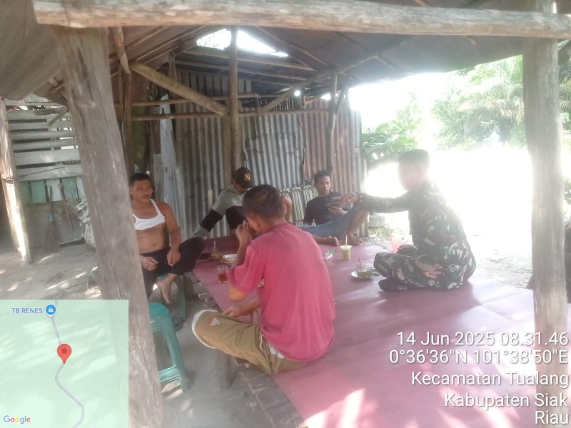Babinsa Koramil 04/Perawang Ajak Warga Tualang Timur Peduli Kesehatan dan Lingkungan Lewat Komsos