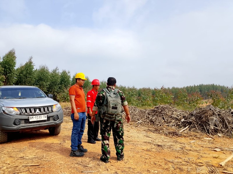 Babinsa Koramil 03/Minas Serma D Sihombing Laksanakan Patroli Antisipasi Karhutla di Sungai Mandau
