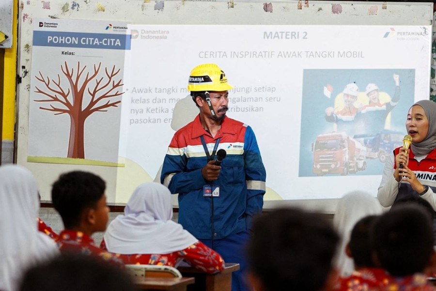 Awak Mobil Tangki Patra Logistik Ajarkan Keselamatan Lalu Lintas pada Siswa SD