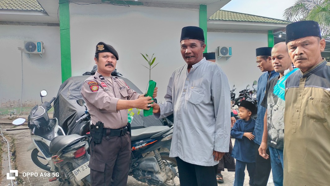 Polsek Minas Bagikan THR Tanaman Hari Raya kepada Jemaah Iduladha, Wujudkan Edukasi Green Policing di Tengah Masyarakat