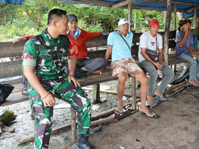 Komsos dengan Warga Binaan, Babinsa Koramil 06/Kateman Jalin Kedekatan Humanis