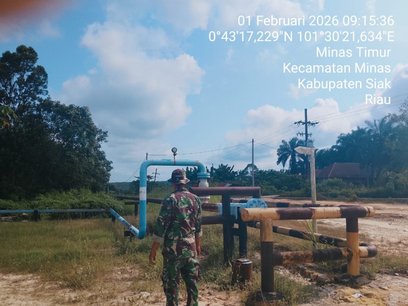 Babinsa Serda Mayus Maruli dan Koptu Salomo Sembiring Laksanakan Patroli Penguatan Binter SKK Migas di Minas