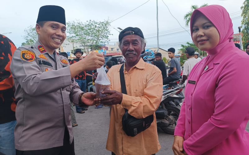 Berkah Ramadhan, Polsek Dumai Kota Berbagi Takjil