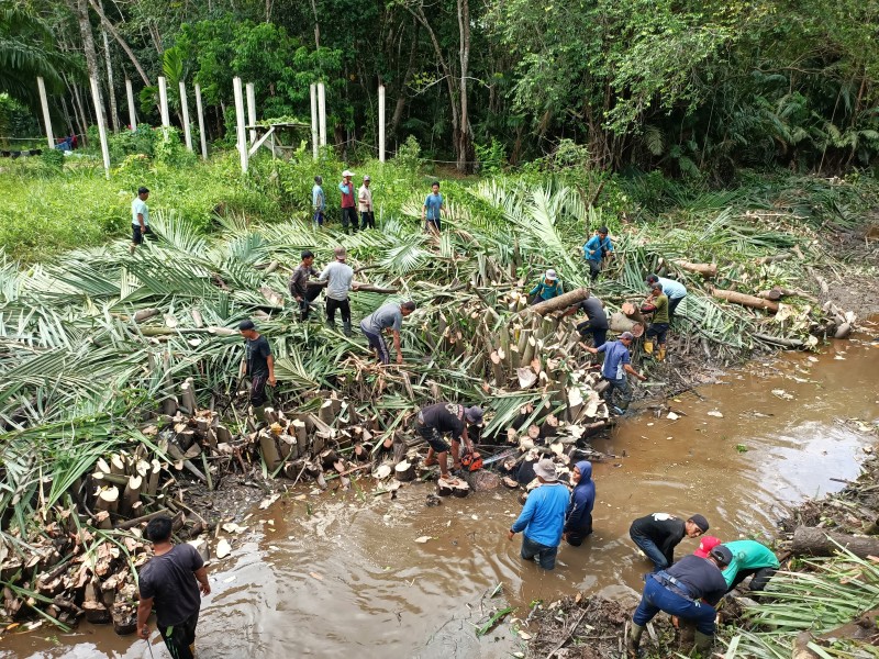 Warga dan Pemdes Senderak Gotong Royong Bersihkan Sungai Antisipasi Banjir