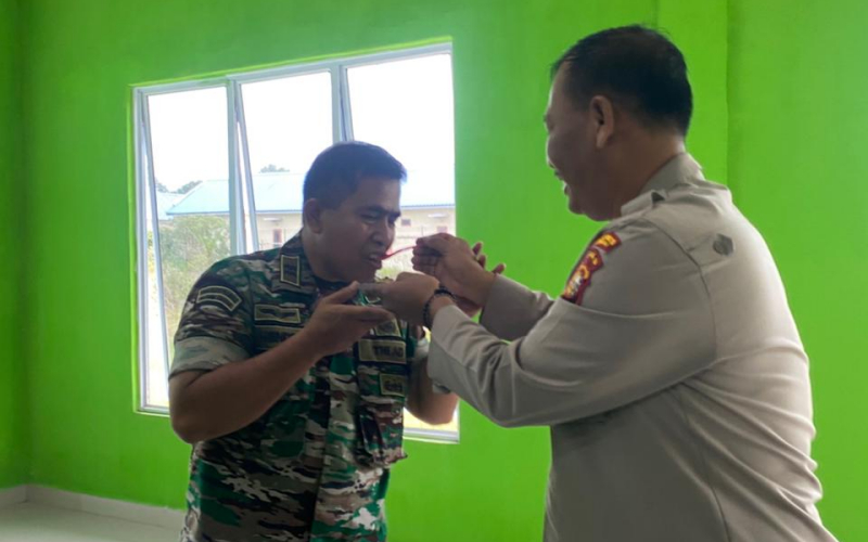 Sinergi TNI-Polri, Kapolsek Medang Kampai Sambangi Posramil 02 MK di Hari Ulang Tahun TNI ke-80