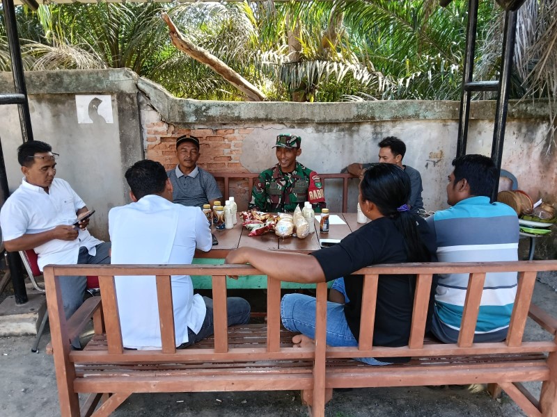 Babinsa Sertu Joko Purnomo Ajak Warga Kampung Bencah Umbai Peduli Kesehatan dan Kebersihan Lingkungan