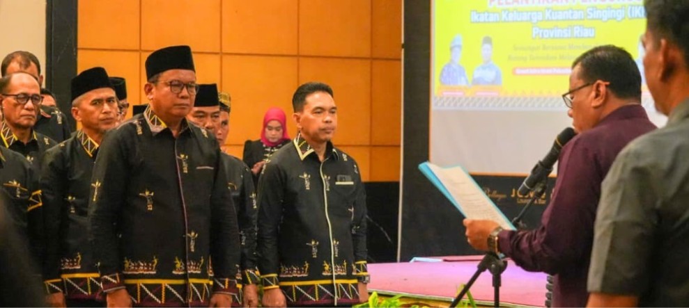Perkuat Solidaritas Perantau, Bupati Suhardiman Amby Lantik Pengurus IKKS Riau 2025–2029
