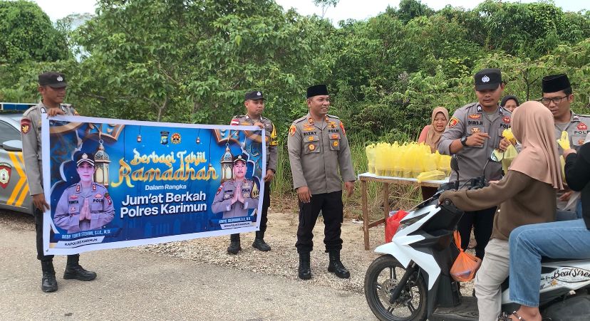 Berkah Dibulan Suci Ramadhan, Masyarakat Pulau Buru Karimun Kebagian Takjil Gratis Dari Kapolsek Buru
