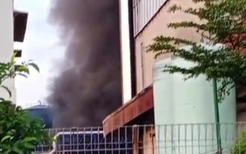 Asap Hitam Membumbung, Gudang Material PT SJIO Dumai Dilalap Api