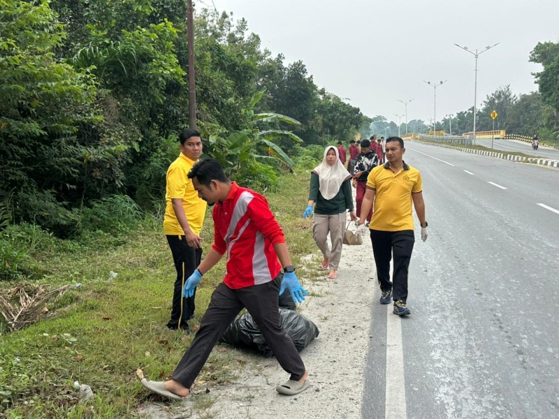 Jum'at Bersih, Kapolsek dan Jajaran Bersihkan Sampah di Sepanjang Jalan di Desa Balam Jaya