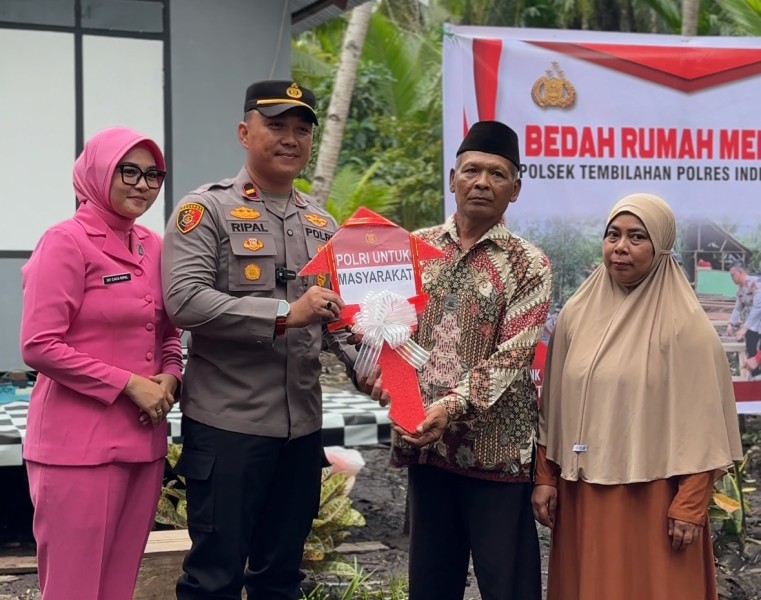 Kapolsek Tembilahan Serahkan Kunci Rumah Baru untuk Jumadi di HUT RI ke-80
