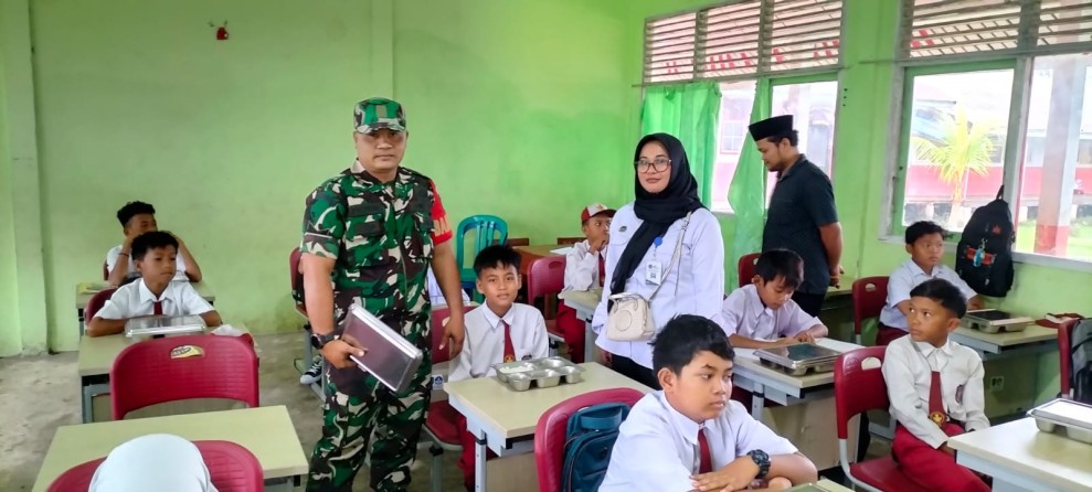 Dukung Program Gizi, Babinsa Koramil 06/Kateman Kembali Dampingi Kegiatan MBG di Sekolah