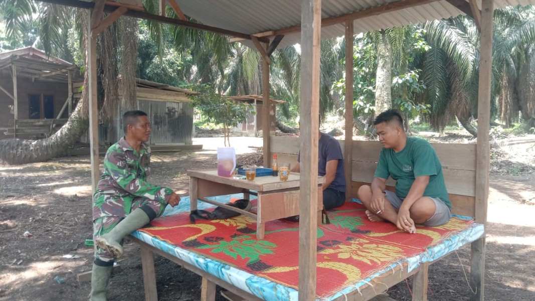 Komsos Babinsa Sungai Sembilan Perkuat Kedekatan TNI dan Masyarakat Basilam Baru