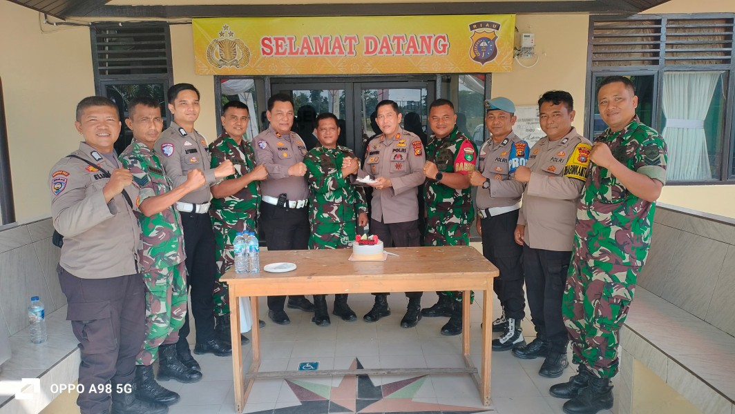 TNI Beri Kejutan HUT Bhayangkara ke-80, Wakapolsek Minas: Sinergitas TNI-Polri Kunci Menjaga Kamtibmas