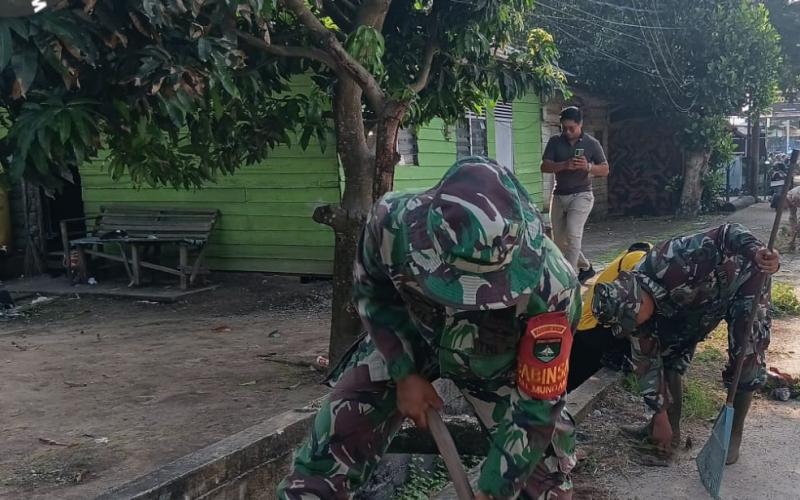 Serma Amrizon Bersama Warga Mundam Gotong Royong Jaga Kebersihan Lingkungan