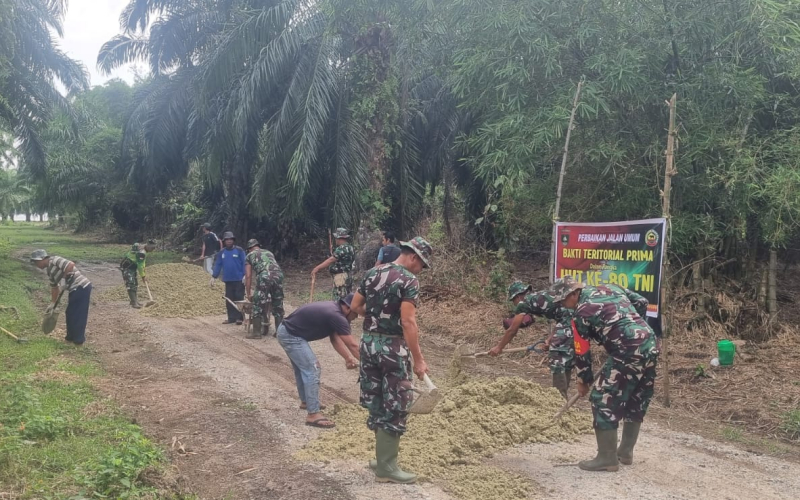 Kodim 0320 Dumai Gelar Bakti TNI, Perbaiki Jalan Umum di Teluk Makmur