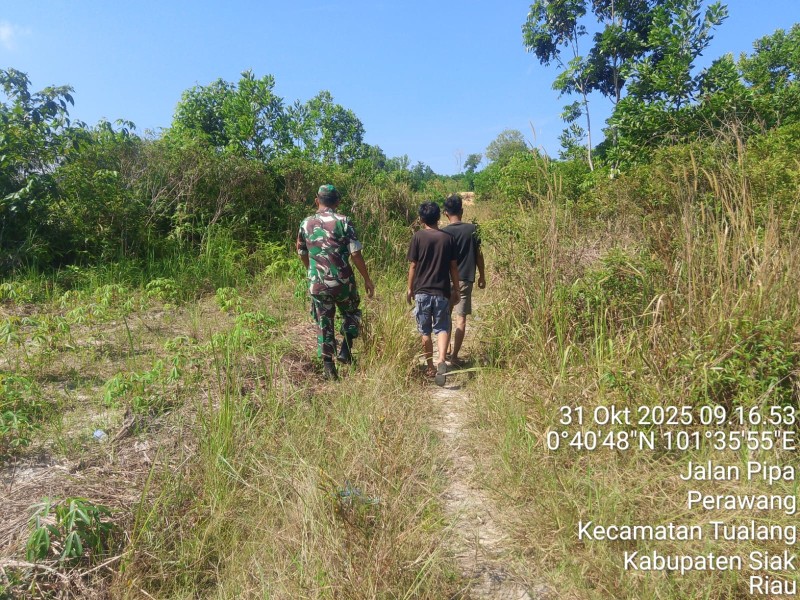 Babinsa Serka A. Pardosi Gelar Patroli Antisipasi Karhutla di Perawang, Pastikan Wilayah Aman dari Titik Api