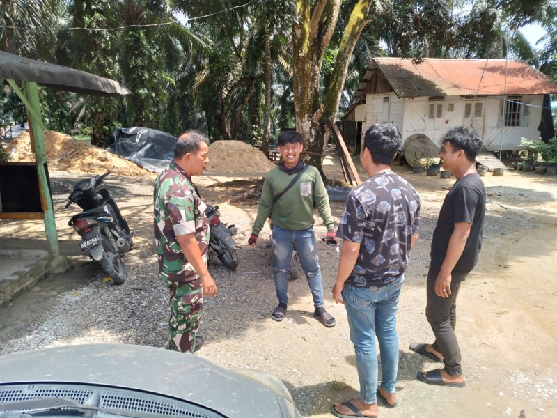 Babinsa Koramil 03/Minas Pelda Benriyadi Ajak Warga Lubuk Umbut Peduli Kesehatan Lewat Komsos