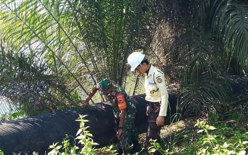 Personil Koramil 01 Giat Patroli Keamanan dan Sosialisasi Pengecekan Pipa Minyak