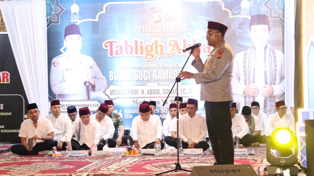 Ribuan Masyarakat Kampar Khusyuk Ikuti Tabligh Akbar Bersama Ustadz Abdul Somad di Polres Kampar!
