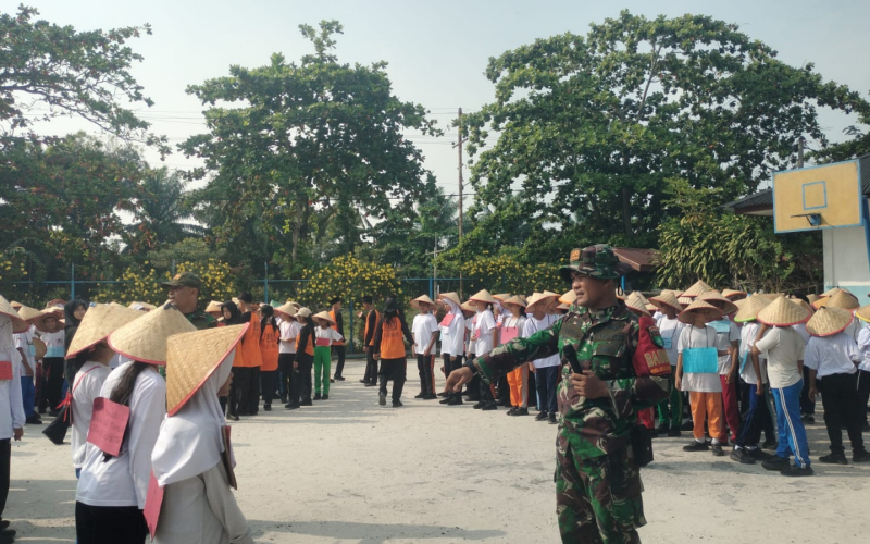 Babinsa Koramil 01 Dumai Gembleng 288 Siswa SMPN 3 Lewat Pelatihan PBB Saat MPLS