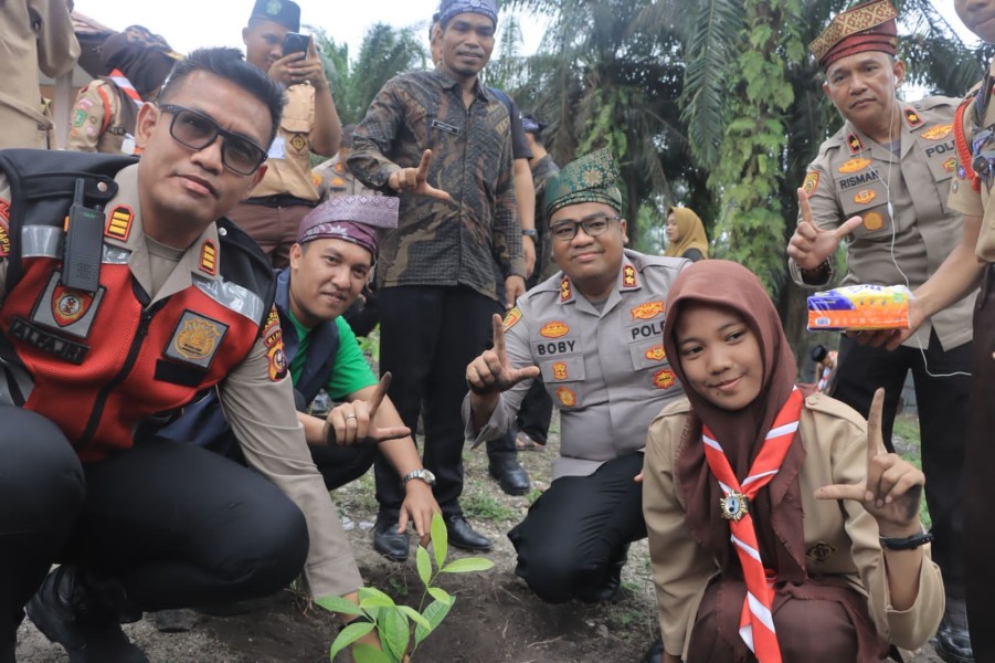Ratusan Siswa Tapung Tanam' Pohon Bersama Kapolres, 'Green Policing' Dimulai!