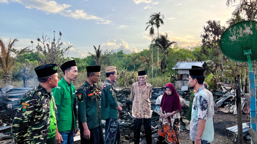 GP Ansor Kepulauan Meranti Serahkan Bantuan kepada Korban Kebakaran Rumah