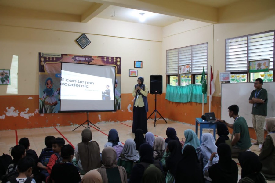 Murid English Club MAN 1 Pekanbaru Berbagi Ilmu di SD Muhammadiyah 03 Unggul