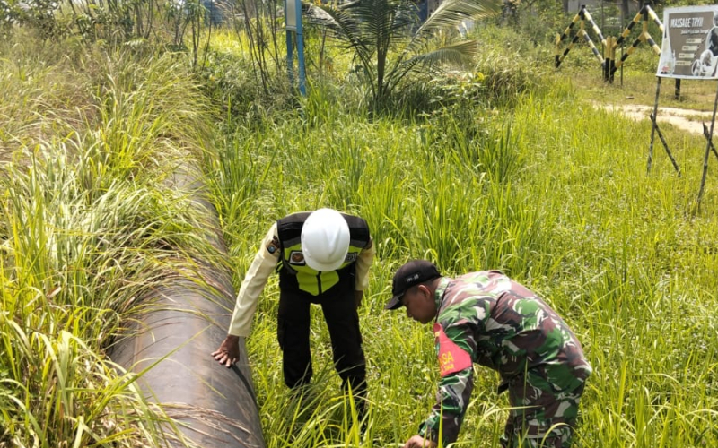 Cegah Gangguan Objek Vital, Babinsa Koramil 02/Bukit Kapur dan Security PHR Patroli Jalur Pipa
