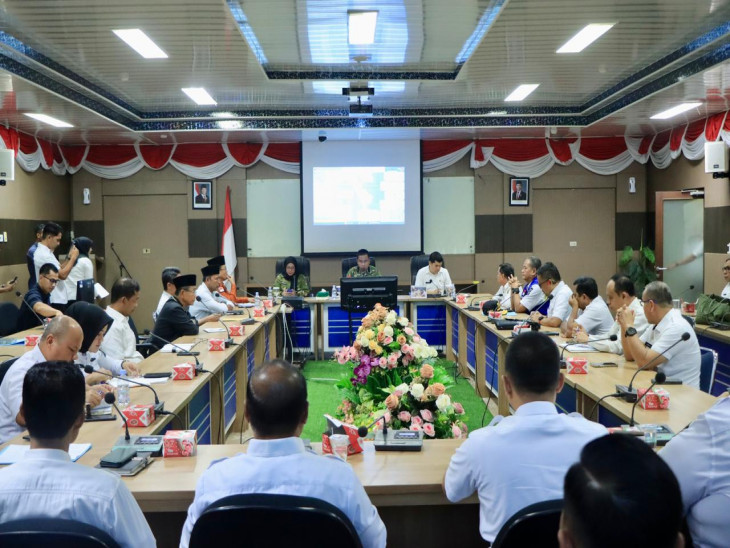 Bupati Kampar Pimpin Rapat Koordinasi Penyaluran Bantuan Bencana Hidrometeorologi untuk Sumbar, Sumut, dan Aceh