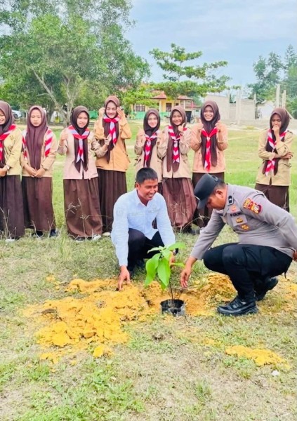 Polsek Pujud Tanam Pohon di Teluk Nayang, Dukung Gerakan 1 Juta Pohon dan Program Green Policing
