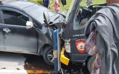 Gara-gara Potong Jalur, Toyota Innova Hantam Truk Sabhara Pengangkut Logistik Karhutla di Depan Mapolres Siak