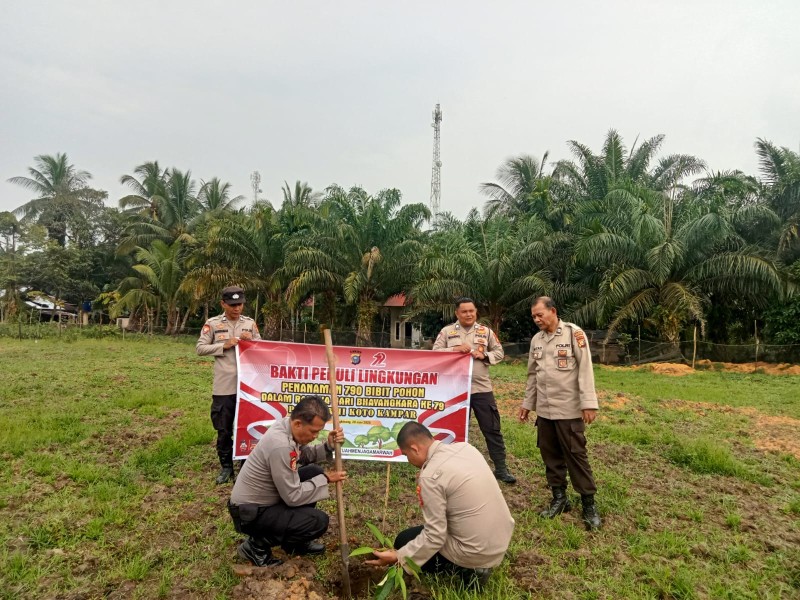 Polsek XIII Koto Kampar Tanam 50 Bibit Pohon di Hari Bhayangkara ke-79, Wujudkan Kepedulian Lingkungan!