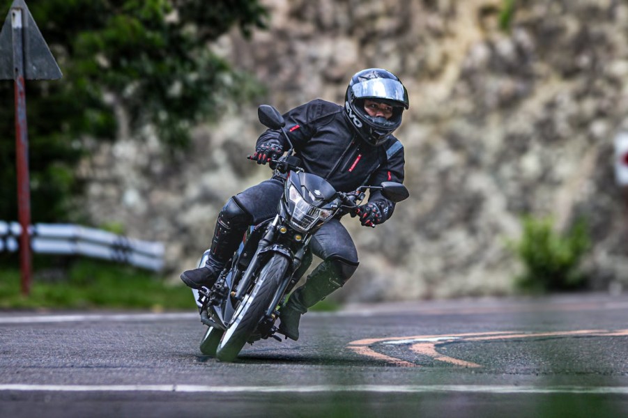 Waspada! Ini Cara Ampuh Menghindari Aquaplaning Saat Naik Motor