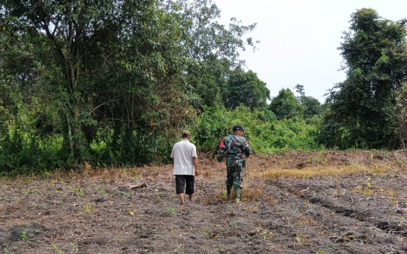 Babinsa Bagan Besar Imbau Warga Tak Bakar Lahan Saat Patroli Karhutla
