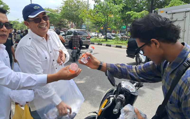PWI Riau Tebar Kepedulian, Bagikan 600 Nasi Bungkus di Jumat Berkah