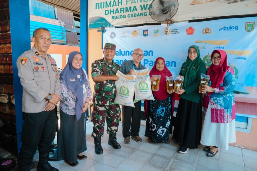 Bulog dan Pemko Dumai Salurkan Bantuan Pangan bagi 11.262 Keluarga Penerima di Kota Dumai