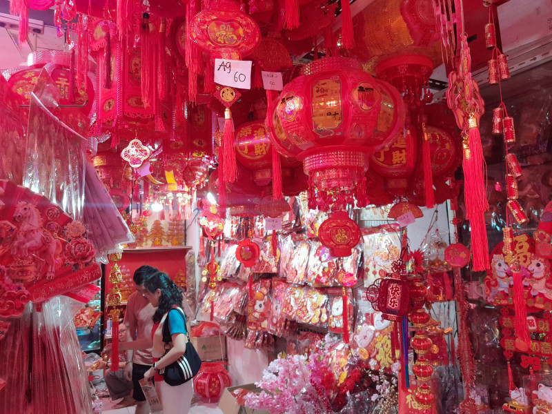 Daya Beli Sepi, Pedagang Aksesoris Imlek Jalan Juanda Pekanbaru Akui Penjualan Turun