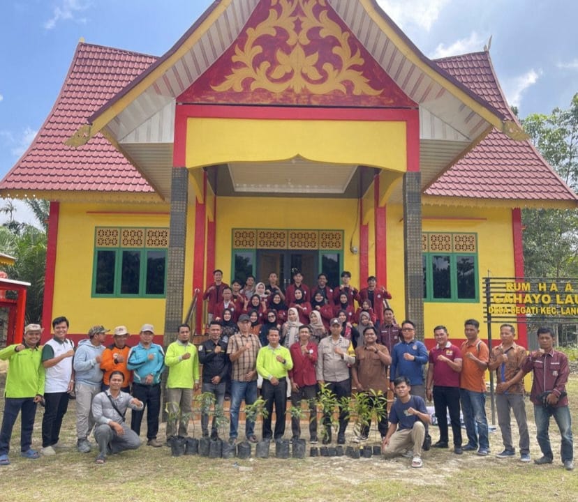 BEM ITP2I Tanam 1.000 Pohon di Desa Segati