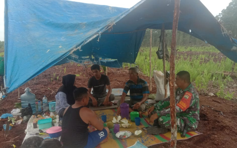Tekan Potensi Kebakaran, Babinsa Teluk Makmur Kembali  Laksanakan Patroli