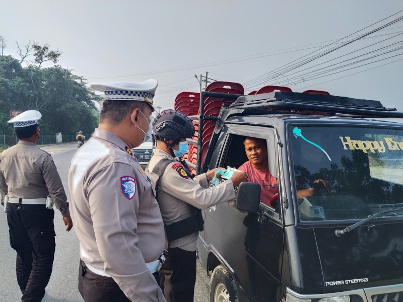 Antisipasi Dampak Kabut Asap, Polsek Minas Lanjut Bagikan Ratusan Masker Kepada Masyarakat
