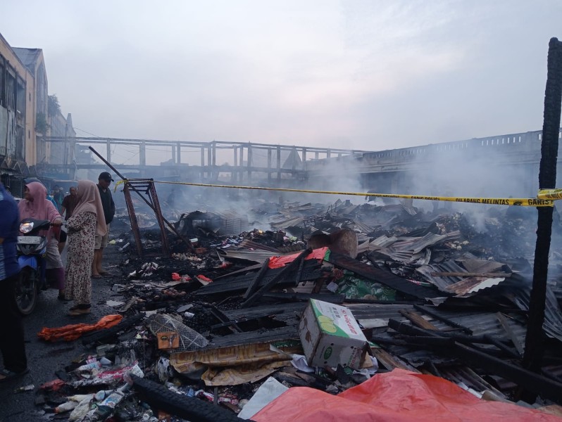Diduga Korsleting, Api Lahap Pasar Ikan Asin Tembilahan