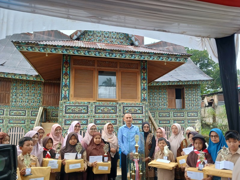 Pemberian Reward Bagi Siswa Berprestasi ke-2 se-Nagari Batubulek