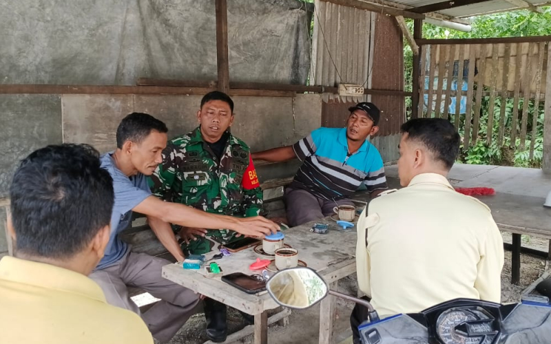 Jaga Objek Vital Nasional, Babinsa Dumai Gelar Patroli dan Sosialisasi Jalur Pipa Minyak