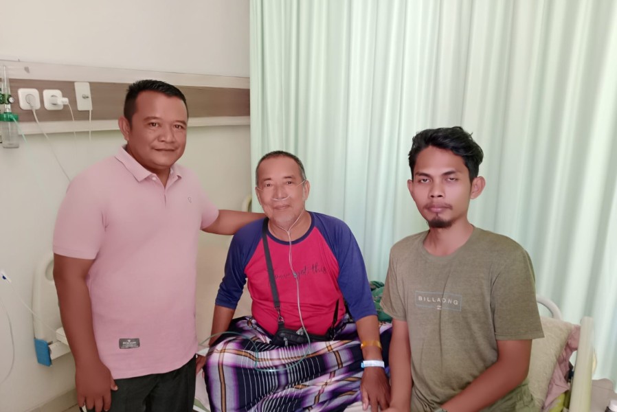 Ketua DPC PJS Rokan Hulu Jenguk Anggotanya Yang Sakit, Sobu: Saya Terharu & Merasa Diperhatikan