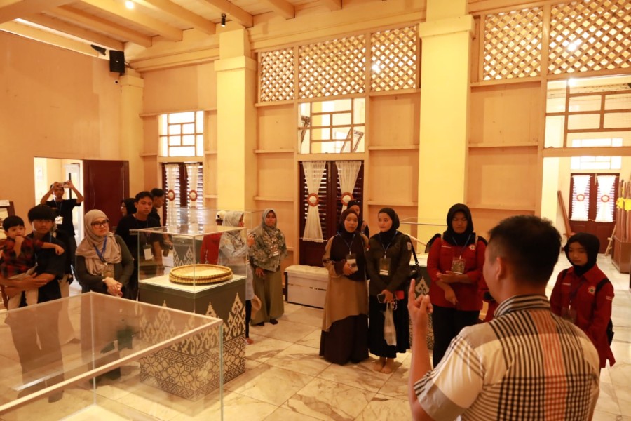 Susur Sejarah Wisata Heritage Siak: Menyusuri Istana hingga Makan Beghanyut di Sungai Siak